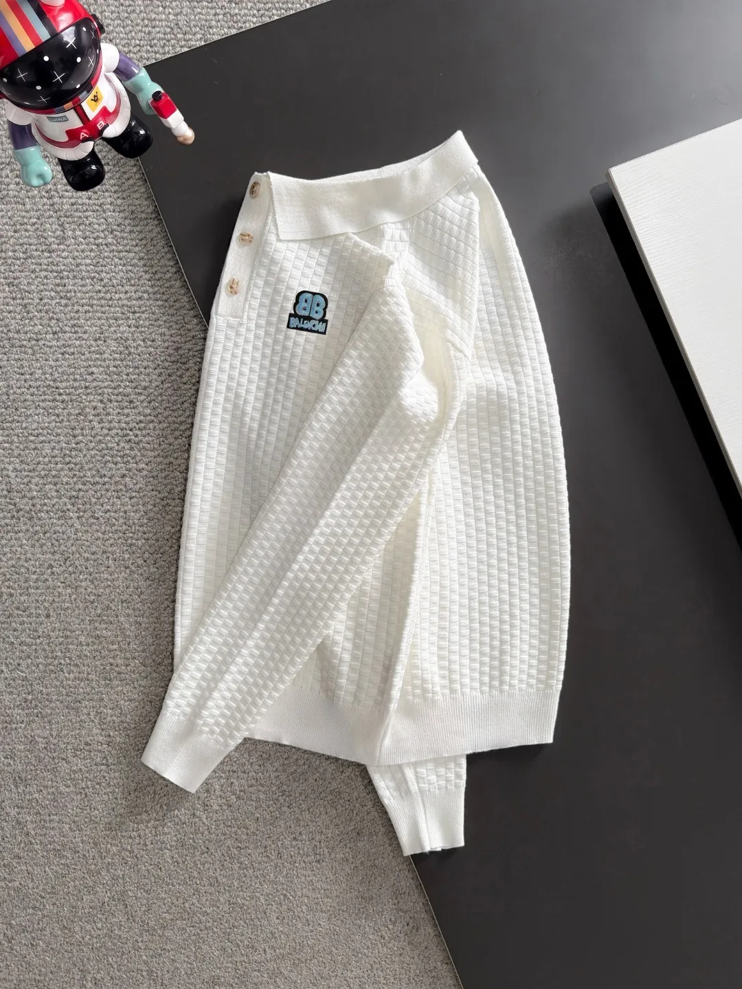 Next day shipping P195 Balenciaga high quality 2026 autumn and winter official website latest sweater, on sale at the same time at the counter Hot Sale! Specially made of wool blended fabric. It feels comfortable and can be directly in contact with the skin. The logo badge is exquisitely embroidered, which is extremely eye-catching! The details highlight the fashionable charm of big brands. Exquisite workmanship. Three-dimensional cutting style. The wearing effect is invincible and handsome! All three standards are complete! Sizes:M-3XL
